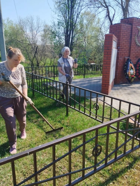 Благоустройство территории около памятника участникам ВОВ.