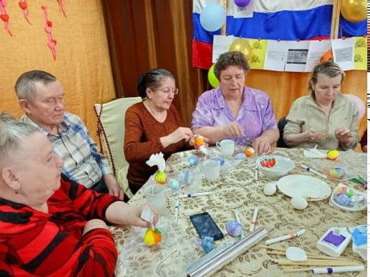 Как оригинально покрасить яйца показала получателям социальных услуг инструктор трудовой терапии Зуева Г.О. 