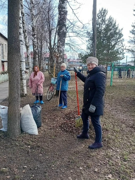 Социальные работники ГБУ «КЦСОН Тонкинского МО» принимают активное участие в месячнике по благоустройству и санитарной очистке территории Тонкинского округа. 
